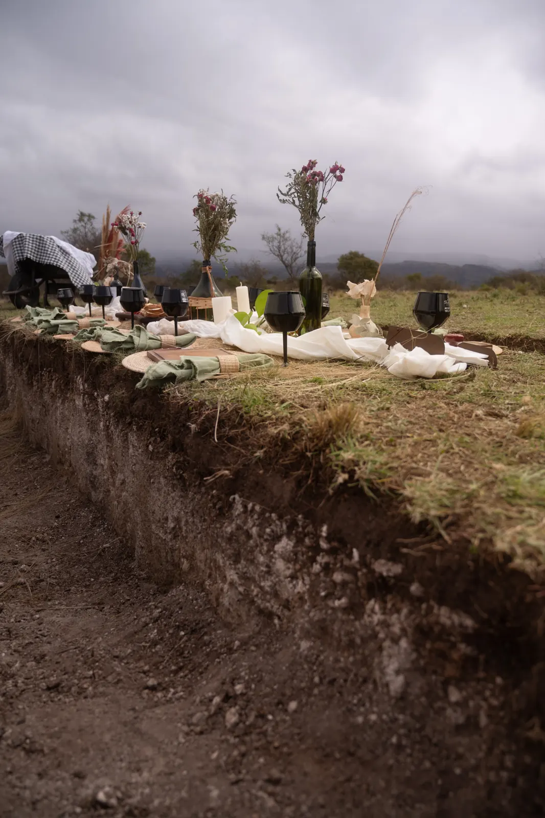 La mesa nace del terreno y se abre al paisaje serrano