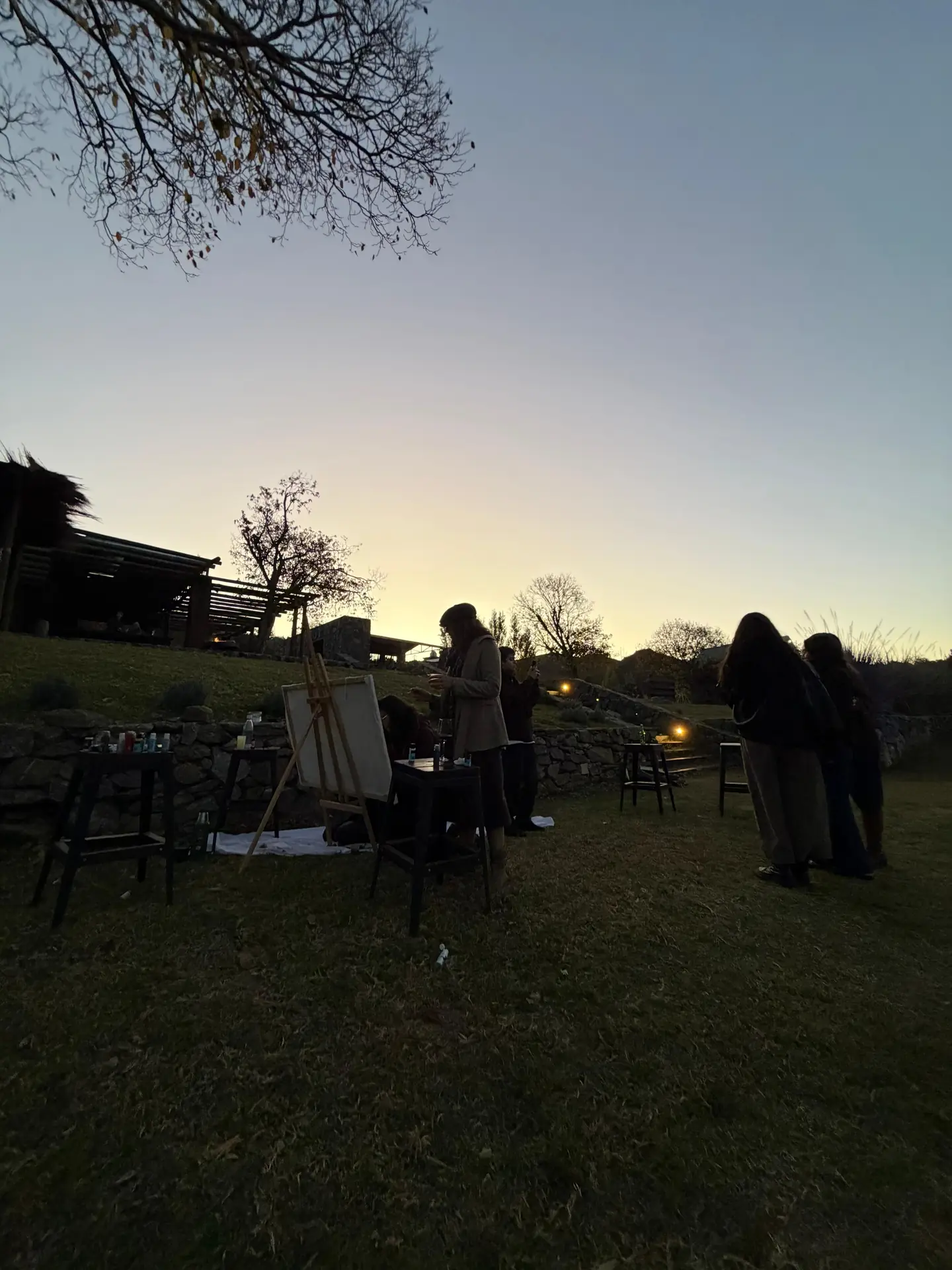 El atardecer de la última edición de Acuarela Sunset, con la gente y los faroles encendidos