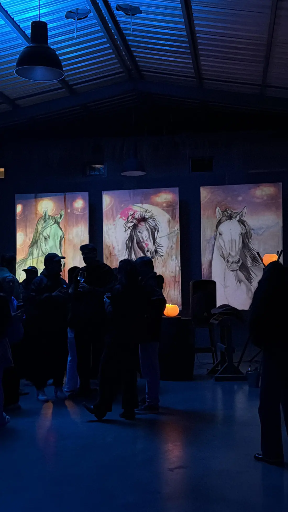 La fiesta de noche en el quincho, con los cuadros de caballos iluminados